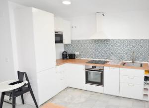 Kuchyňa alebo kuchynka v ubytovaní Casa 70, dúplex en Urbanización Lunamar by LaRomanaMarbella