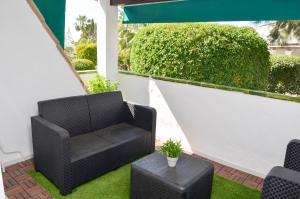 Posedenie v ubytovaní Casa 70, dúplex en Urbanización Lunamar by LaRomanaMarbella