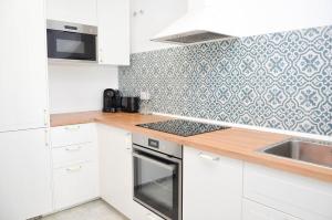 Kuchyňa alebo kuchynka v ubytovaní Casa 70, dúplex en Urbanización Lunamar by LaRomanaMarbella