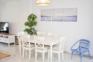 Televízia a/alebo spoločenská miestnosť v ubytovaní Casa 70, dúplex en Urbanización Lunamar by LaRomanaMarbella