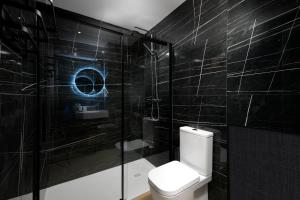 bagno con servizi igienici e occhio blu sul muro di Apartamentos La Gringa Centro Gijon II Obra nueva con posibilidad de Parking a Gijón Altre 17 foto