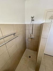 La salle de bains est pourvue d'une douche avec un drain. dans l'établissement Le Mirador - Splendide vue sur la Roque-Gageac, à Vézac