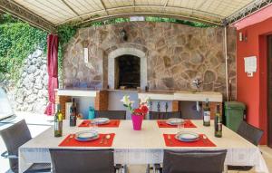 einen Tisch in einer Küche mit einer Steinmauer in der Unterkunft Villa Ella in Opatija