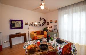 sala de estar con mesa y sofá en Amazing Apartment In Livorno With Wifi And 2 Bedrooms, en Livorno