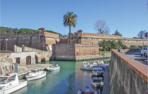 un grupo de barcos están atracados en un canal en Amazing Apartment In Livorno With Wifi And 2 Bedrooms, en Livorno