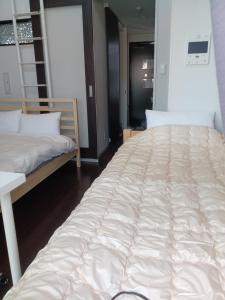 1 dormitorio con 1 cama grande y escritorio en オリエントシティ南堀江ⅡL, en Osaka