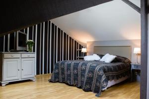 ein Schlafzimmer mit einem Bett mit zwei Kissen darauf in der Unterkunft Lequatorze in Compiègne