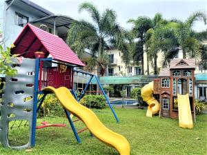 un parco giochi con diversi tipi di parco giochi in un cortile di Technopark Hotel a Santa Rosa