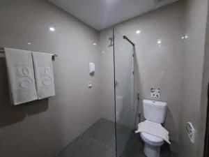 Ett badrum på Hotel Simfony Alor