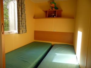 CAMPING LES PAILLOTES客房内的一张或多张床位