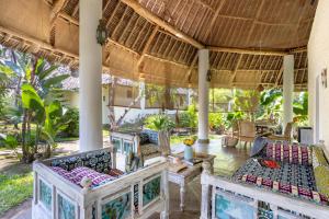 un patio con sedie e tavoli all'interno di una casa di Aestus Villas Resort a Diani Beach