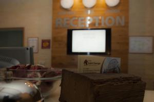 una mesa con un tazón de comida y un televisor en Family Hotel Saint George, en Sofía