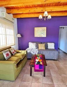 uma sala de estar com um sofá e uma mesa em Dpto Ayacucho em Mendoza