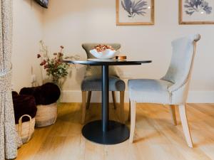 Una mesa con dos sillas y un tazón encima. en Cuillin Studio - Ukc6562, en Mallaig