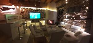 un soggiorno con divano e TV di Relax Holistic House a Potamiá