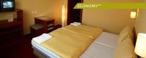 Postel nebo postele na pokoji v ubytování Hotel Ludmila + 37 fotografií
