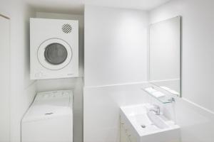 城堡山Mantra Castle Hill Sydney, an Accor Hotel的带洗衣机和水槽的白色浴室