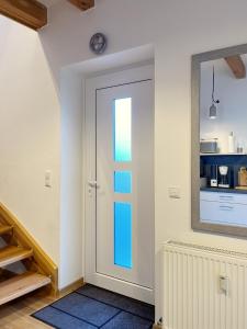 eine Glastür in einem Zimmer mit einer Treppe in der Unterkunft FeWo Jung in Falkensee