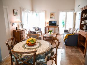 Una sala de estar con una mesa con un bol de fruta encima. en Domaine de la durantie - villa avec jacuzzi, en Castelnau-de-Montmiral