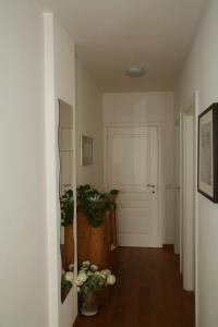 un corridoio con porta e piante in una stanza di Relax e natura vicino a Trento a Montagnaga