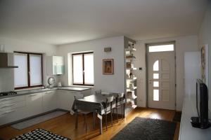 una cucina con tavolo e una sala da pranzo di Relax e natura vicino a Trento a Montagnaga