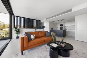 sala de estar con sofá y mesa en The Horizon Apartments by Urban Rest, en Sídney