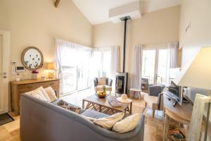 una sala de estar con un sofá y una mesa en Domaine de la durantie - villa avec jacuzzi, en Castelnau-de-Montmiral