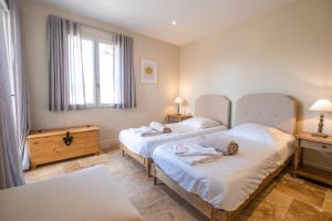 Un dormitorio con dos camas y una ventana en Domaine de la durantie - villa avec jacuzzi, en Castelnau-de-Montmiral 13 fotos más