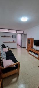 Habitación con cama y TV de pantalla plana. en vivienda Acerina, en Las Palmas de Gran Canaria