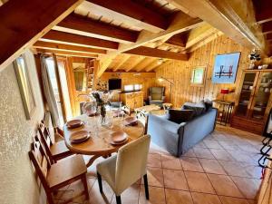 a dining room and living room with a table and chairs at Appartement cosy dans Samoens in Samoëns
