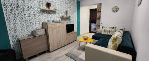 a living room with a couch and a tv at Apartament Andy in Saturn