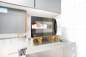 Kuchyň nebo kuchyňský kout v ubytování Shared Room at Lockhart Road 414