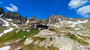 波普拉德Sunset Studio Apartment的山边的一座建筑