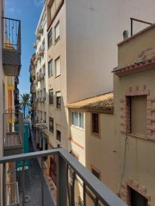 een uitzicht vanaf het balkon van een gebouw bij Clopy Mirador del Castillo in Benidorm