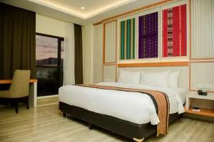 Giường trong phòng chung tại Hotel Simfony Alor