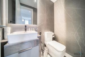 Koupelna v ubytování Tranquil 2BR with Assistant Room at Mesk 1 Midtown Dubai Production City by Deluxe Holiday Homes