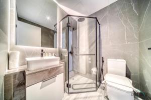 Koupelna v ubytování Tranquil 2BR with Assistant Room at Mesk 1 Midtown Dubai Production City by Deluxe Holiday Homes