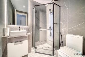 Koupelna v ubytování Tranquil 2BR with Assistant Room at Mesk 1 Midtown Dubai Production City by Deluxe Holiday Homes
