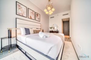 Postel nebo postele na pokoji v ubytování Tranquil 2BR with Assistant Room at Mesk 1 Midtown Dubai Production City by Deluxe Holiday Homes