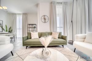 Posezení v ubytování Tranquil 2BR with Assistant Room at Mesk 1 Midtown Dubai Production City by Deluxe Holiday Homes