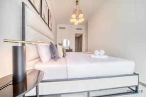 Postel nebo postele na pokoji v ubytování Tranquil 2BR with Assistant Room at Mesk 1 Midtown Dubai Production City by Deluxe Holiday Homes