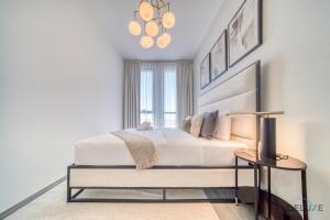 Postel nebo postele na pokoji v ubytování Tranquil 2BR with Assistant Room at Mesk 1 Midtown Dubai Production City by Deluxe Holiday Homes