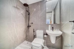 Koupelna v ubytování Tranquil 2BR with Assistant Room at Mesk 1 Midtown Dubai Production City by Deluxe Holiday Homes