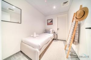 Postel nebo postele na pokoji v ubytování Tranquil 2BR with Assistant Room at Mesk 1 Midtown Dubai Production City by Deluxe Holiday Homes