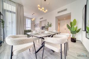 Posezení v ubytování Tranquil 2BR with Assistant Room at Mesk 1 Midtown Dubai Production City by Deluxe Holiday Homes