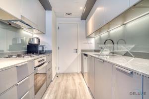 Kuchyň nebo kuchyňský kout v ubytování Tranquil 2BR with Assistant Room at Mesk 1 Midtown Dubai Production City by Deluxe Holiday Homes