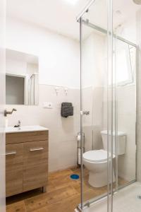un bagno con wc e doccia in vetro di Serenity Chic Apartment City Center with FREE Wifi BY NAMASTE ELITE a Torremolinos Altre 29 foto