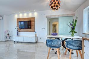 a dining room with a table and chairs at Apartments Birimac in Pula