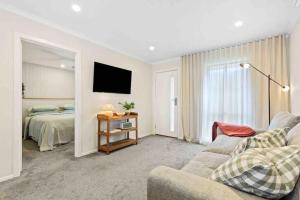 een woonkamer met een bank en een bed bij Terra Mare in Geelong West