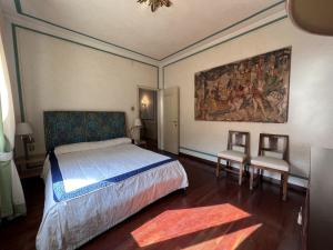 een slaapkamer met een bed en een schilderij aan de muur bij 030 Trilocale, Pinzolo in Pinzolo